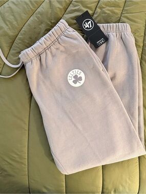 ‘47 Brand Men’s Boston Celtics Fleece Joggers in wolf grey
